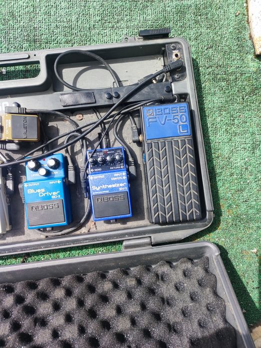 Pedais Boss com Hard Case com ligações