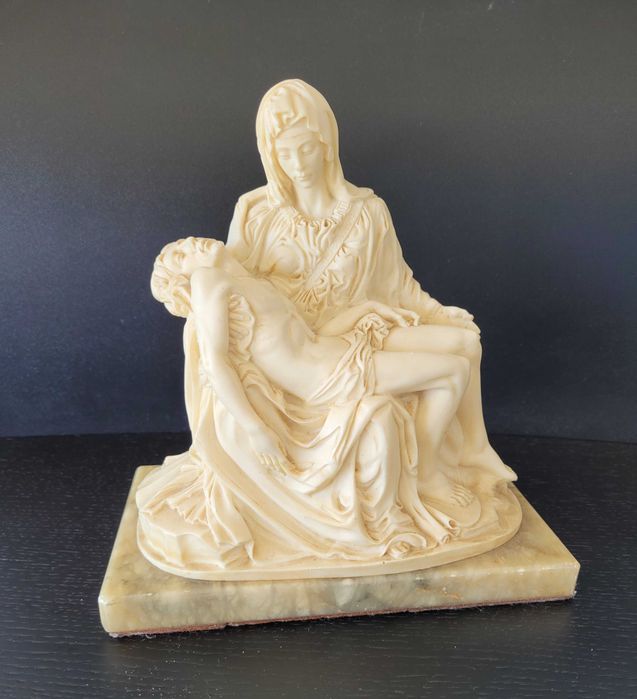 Pietá em cor marfim e base em mármore