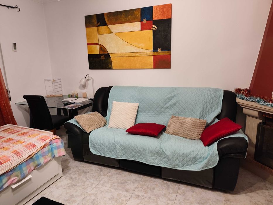 Sofá de 3 Lugares em pele preto – Conforto e Robustez