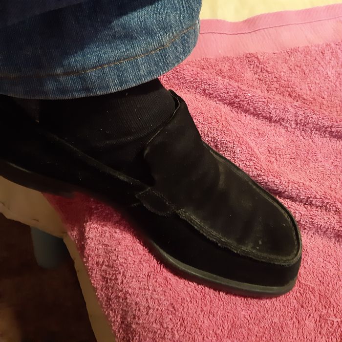 Sapatos em camurça côr preta sola nova 42