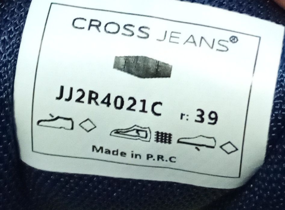 białe sneakersy cross jeans