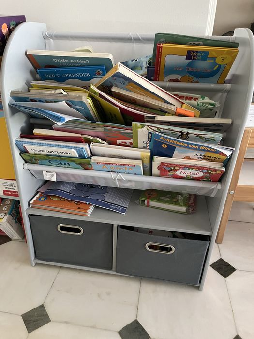 Estante de livros para crianças
