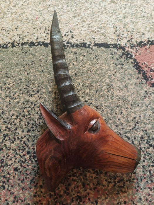 Cabeça de animal em madeira