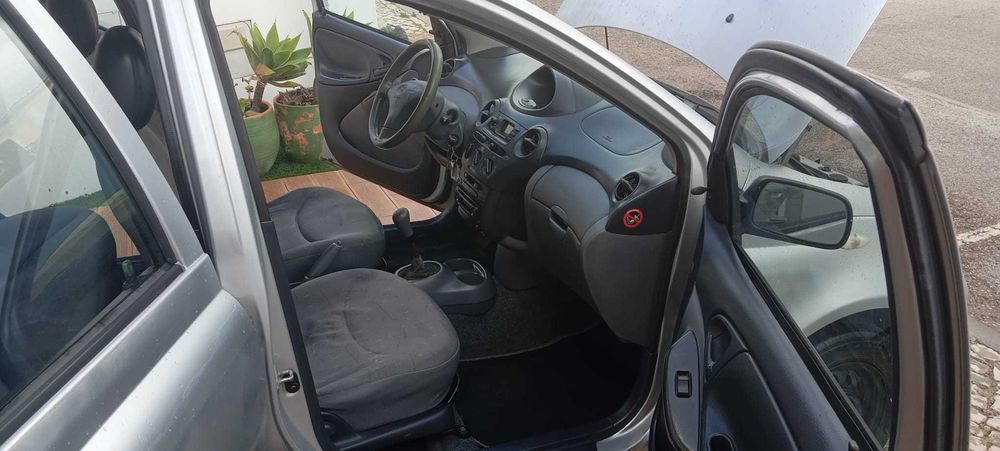 Toyota Yaris 1.0 VVTi, versão terra , em ótimo estado
