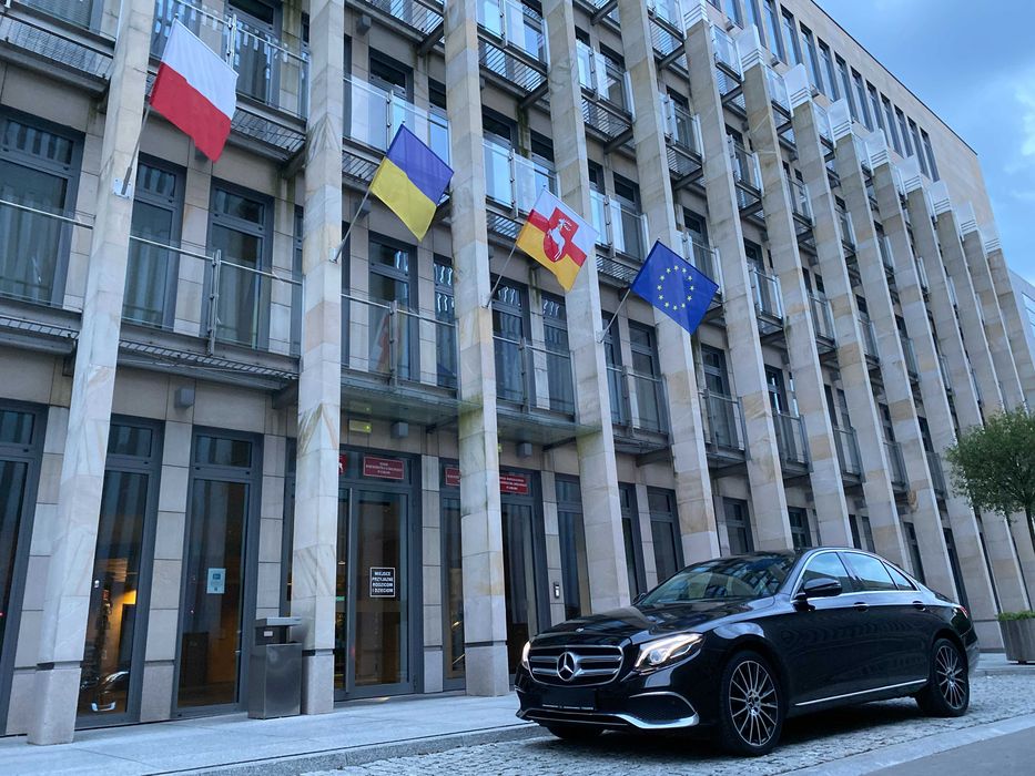 Chauffeur Service**Transfery lotniskowe*Transport VIP*Przewóz osób*Autokary i busy Premium*Mercedes E-Class/S-Class/V-Class/Sprinter