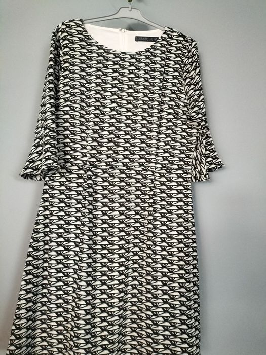 Elegancka sukienka z rękawem