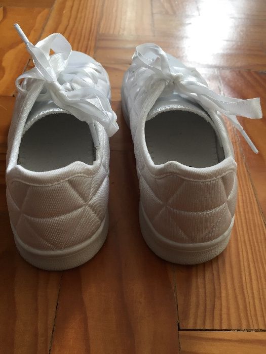 Tenis brancos com atacadores em cetim