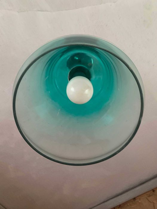 Stylowy żyrandol wiszący z turkusowym kloszem - nowoczesny design