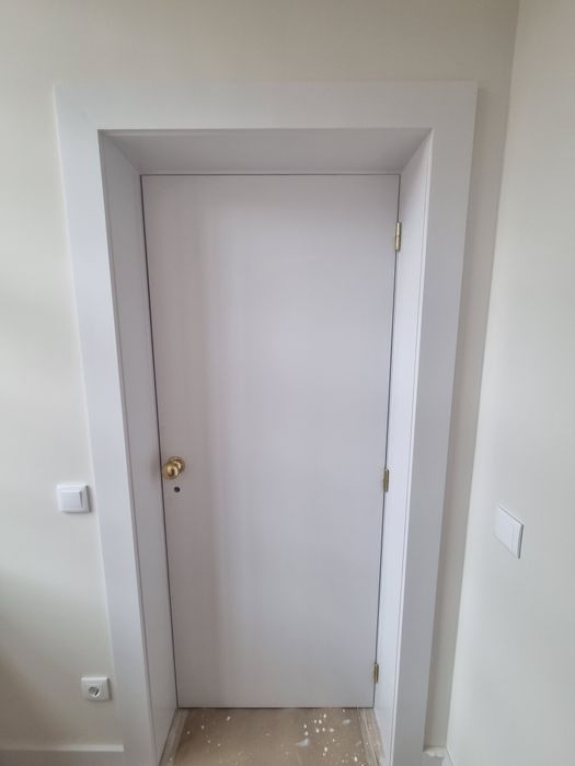 Instalação de portas interiores e colocação de piso