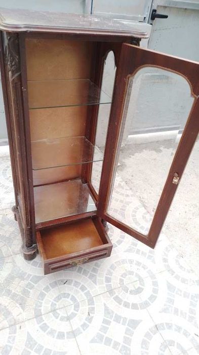 Móvel Vitrine muito antigo