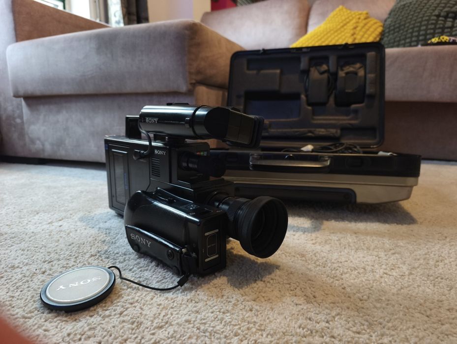 Vintage Sony CCD-V8AF 8mm Video Camera Recorder with Hard Case64739753466242123