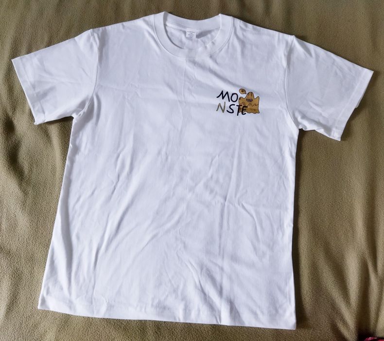 Біла футболка з малюнком на спині