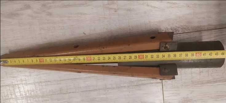 Металева підставка, кріплення під ялинку.