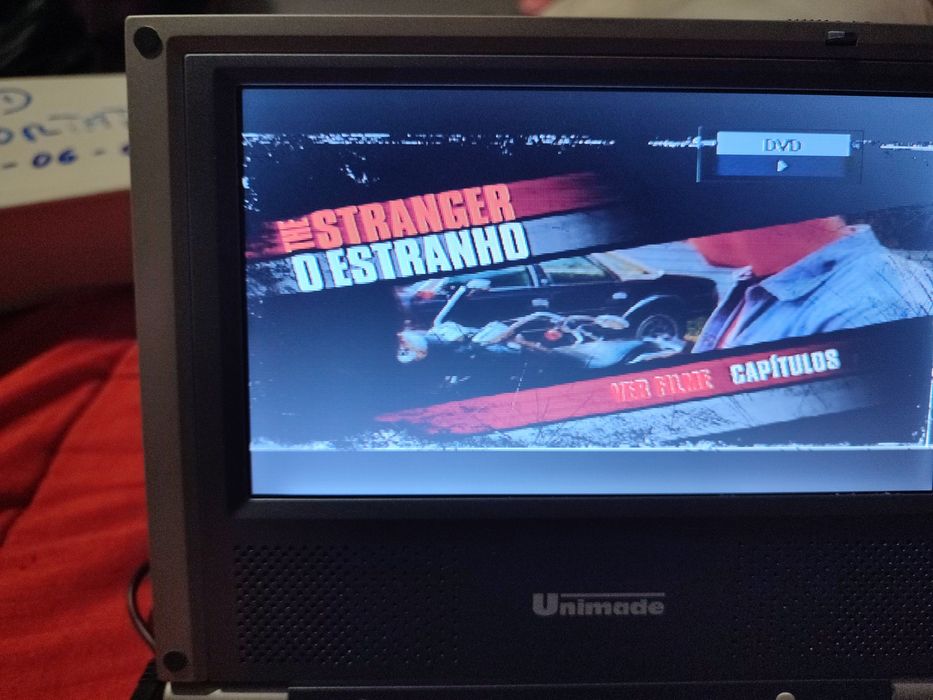 DVD portátil com televisão.