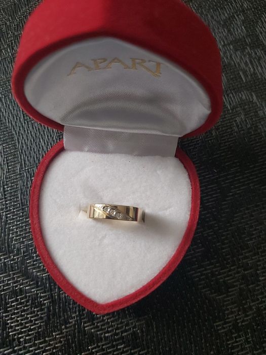 Obrączka z diamentami apart
