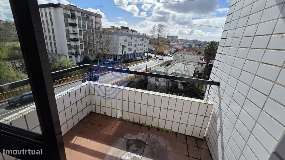 Apartamento T2 com garagem, jardim privativo e excelente localização