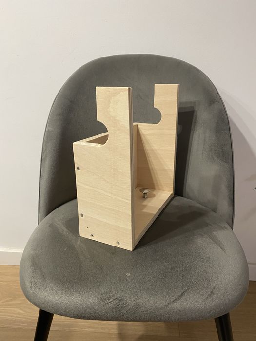 Suporte feito em madeira para pendurar bicicleta