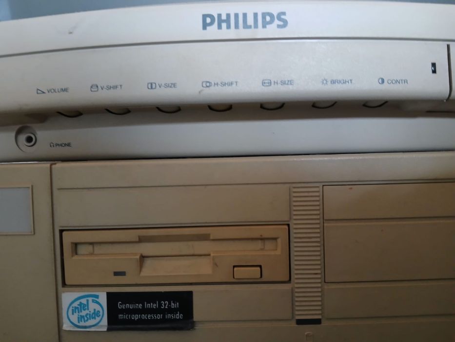 Computador antigo Philips + monitor + teclado