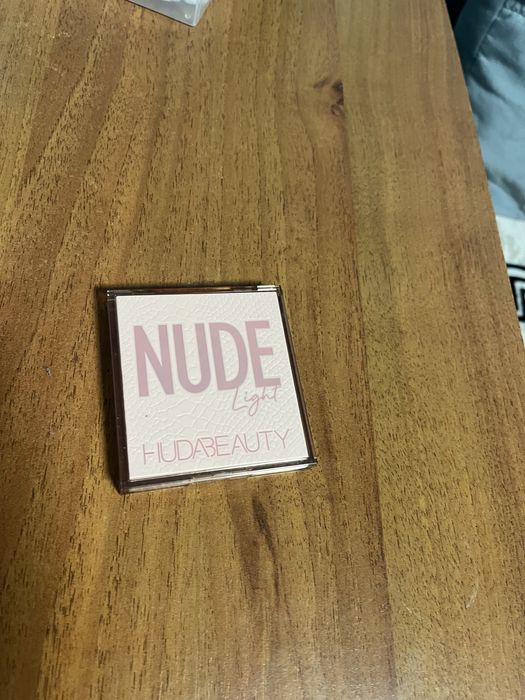 Палетка тіней Huda Beauty