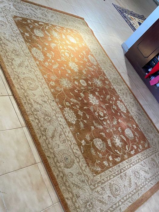 Grande Tapete tons beje e alpercçe, bom estado.