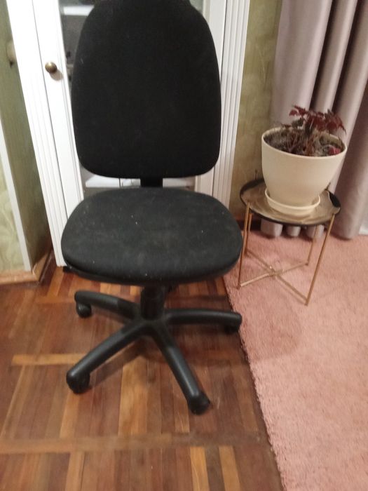 Комп'ютерне крісло без підлокотників  (не відправляю)