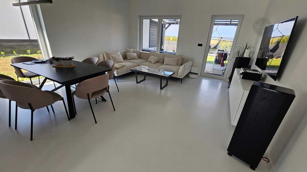 Posadzki żywiczne dekoracyjne. Podłoga z żywicy zamiast płytek.