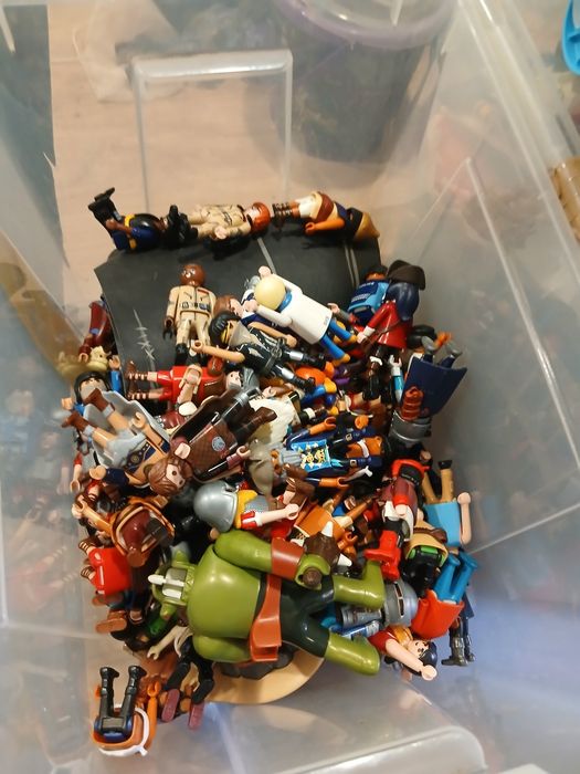 Vendo castelo e caverna da playmobil e dragoes,cavalos e acessorios