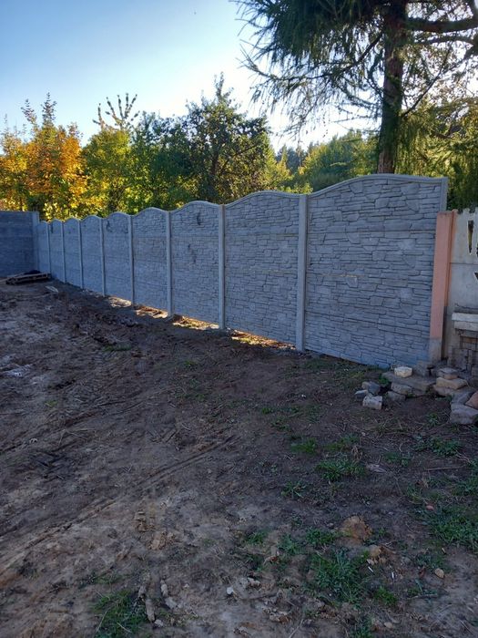 Montaż płotów betonowych , panelowych .