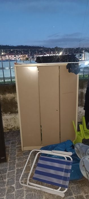 armário em chapa de três portas