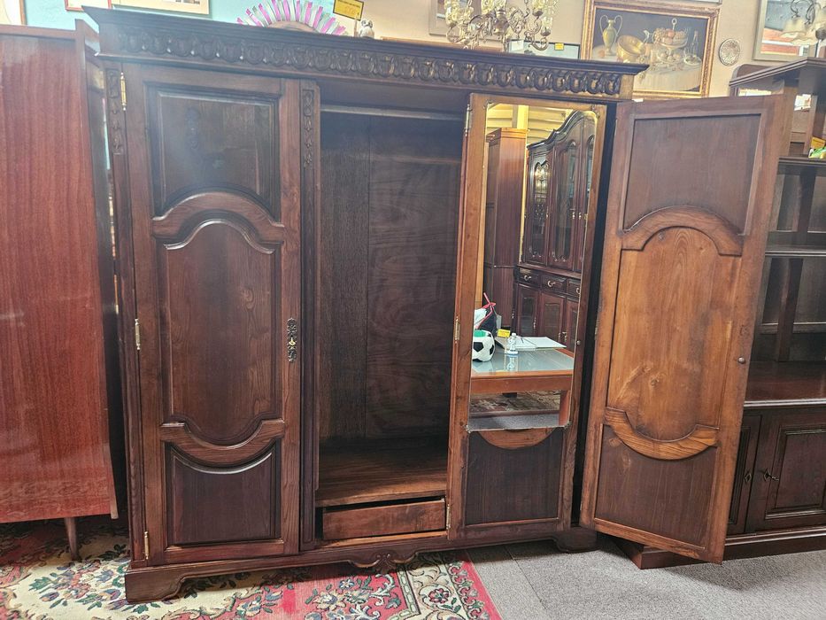 Roupeiro de três portas - Bom estado geral