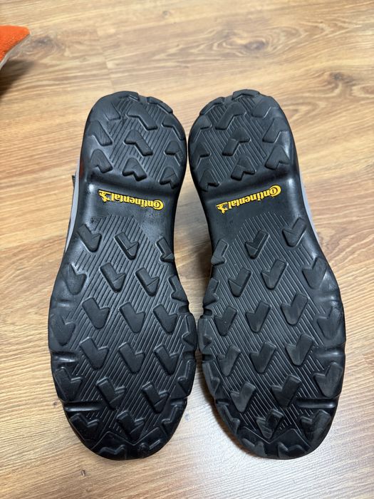 Продам трекінгові кросівки adidas terrex