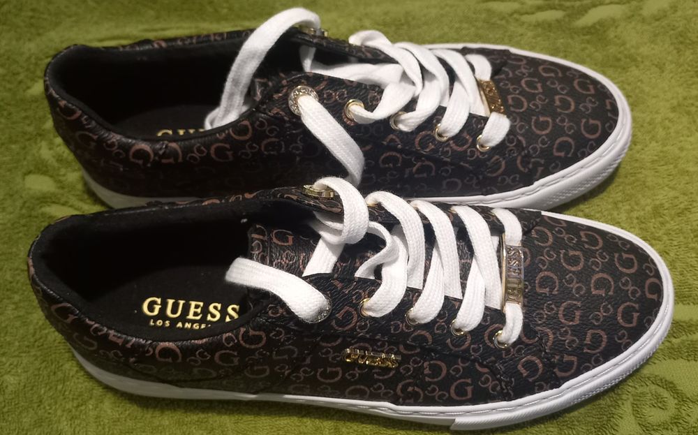 Кросівки для міста Guess.