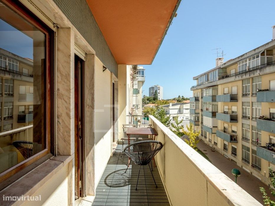 Apartamento T2 com varanda e elevador, em Oeiras.