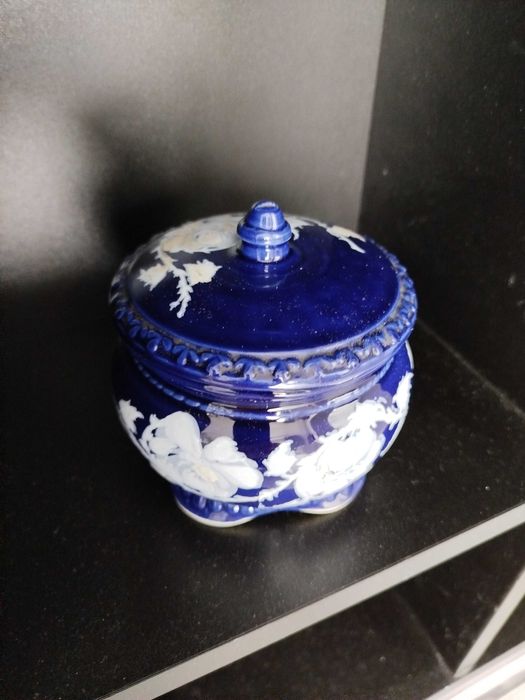 Włochy Kobaltowa Bomboniera Białe Róże Coronetti Cunardo, Suchard