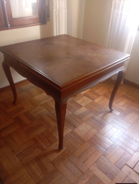 Vendo esta mesa muita bonita bom estado