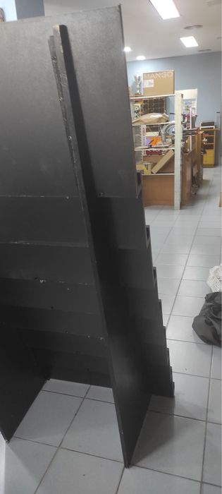 Estante preta  com 8 pisos como nova para livros, jornais, revistas