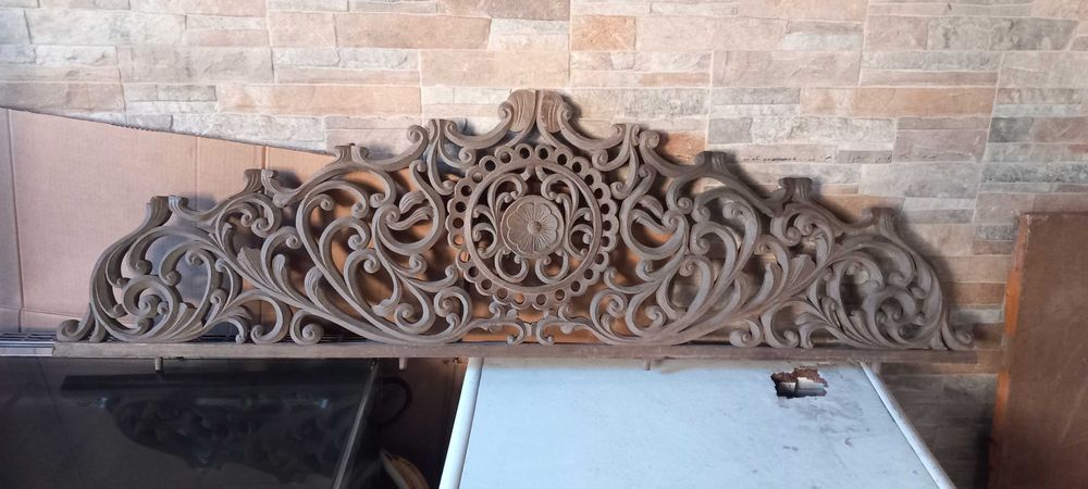 grade de madeira preta trabalhada