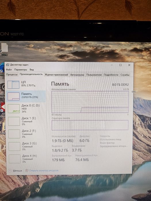 Комп'ютер з монітором LG клавіатурою і мишкою