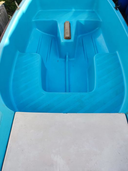 Barco de fibra com reboque