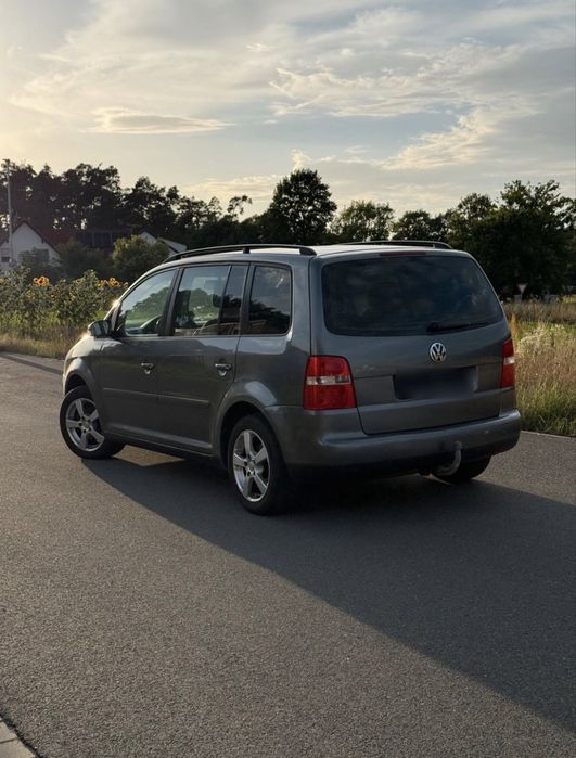 Автомобіль volkswagen touran