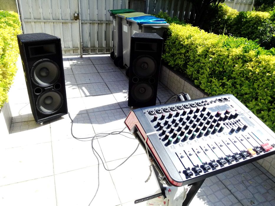 Som para festas completo 2 colunas e uma mesa + 2 cabos.