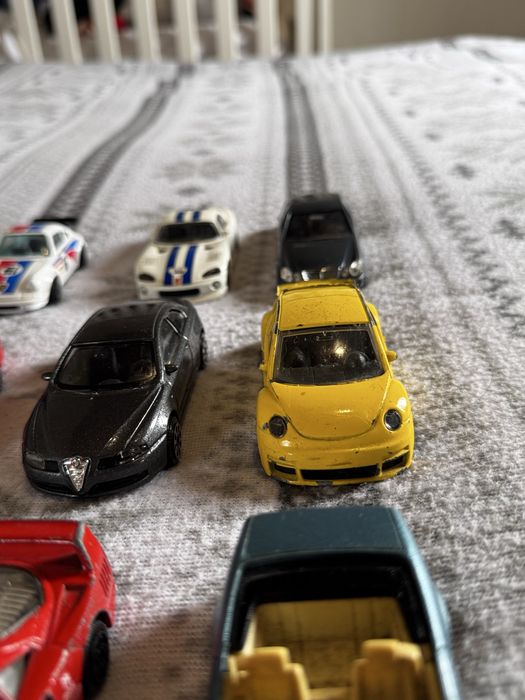 Lote de 13 miniaturas de variadas marcas de carros