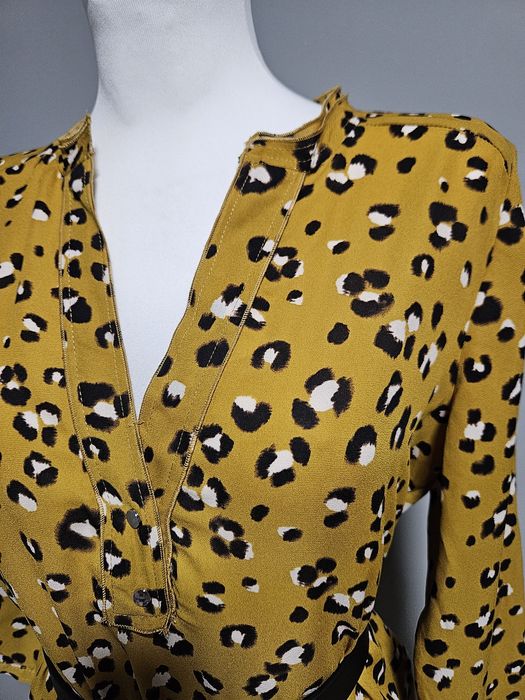 Musztardowa bluzka w panterkę i z dekoltem V  38-M
