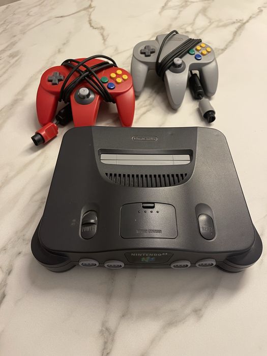 Nintendo 64 com dois comandos