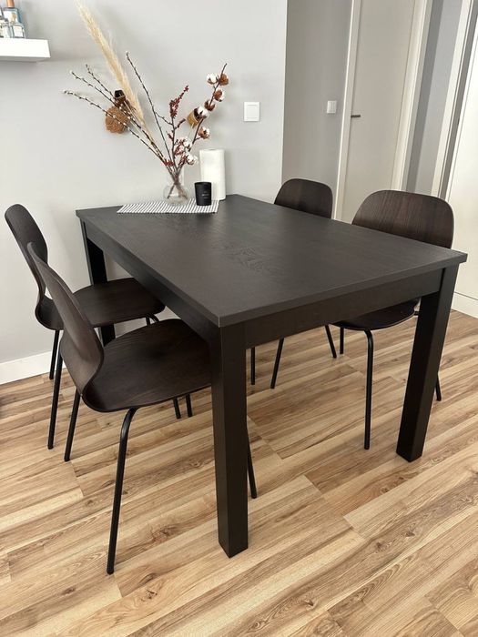 Conjunto de mesa em carvalho escuro com 4 cadeiras