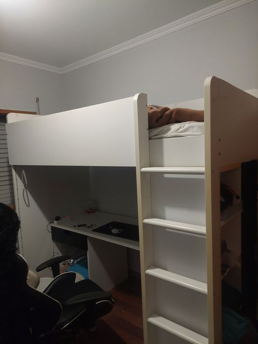 Beliche com guarda vestidos incluído