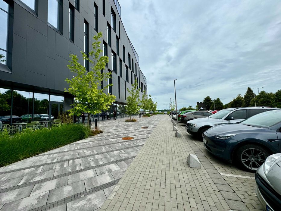 Оренда фасадного приміщення площею 94 м2 у бізнес-центрі Space4