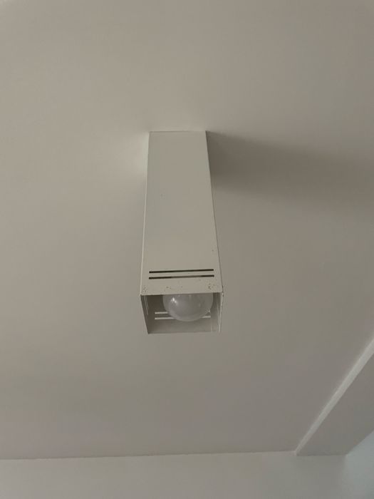 Biala metalowa lampa tuba