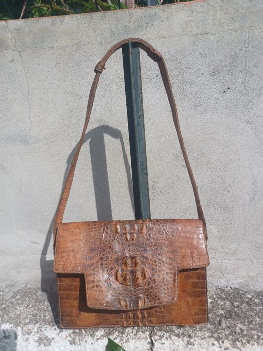 Mala senhora tiracolo