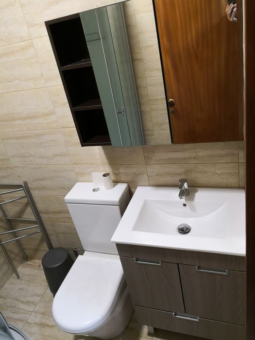 Quarto c/ TV e varanda p/ estudante c/ contrato, ao pé da universidade